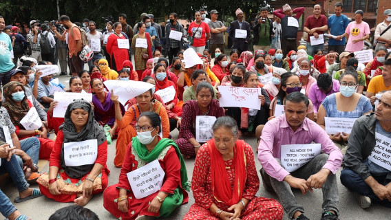 काठमाडौं महानगरपालिकाविरुद्व फुटपाथ व्यवसायीको प्रदर्शन (तस्बिरहरू)